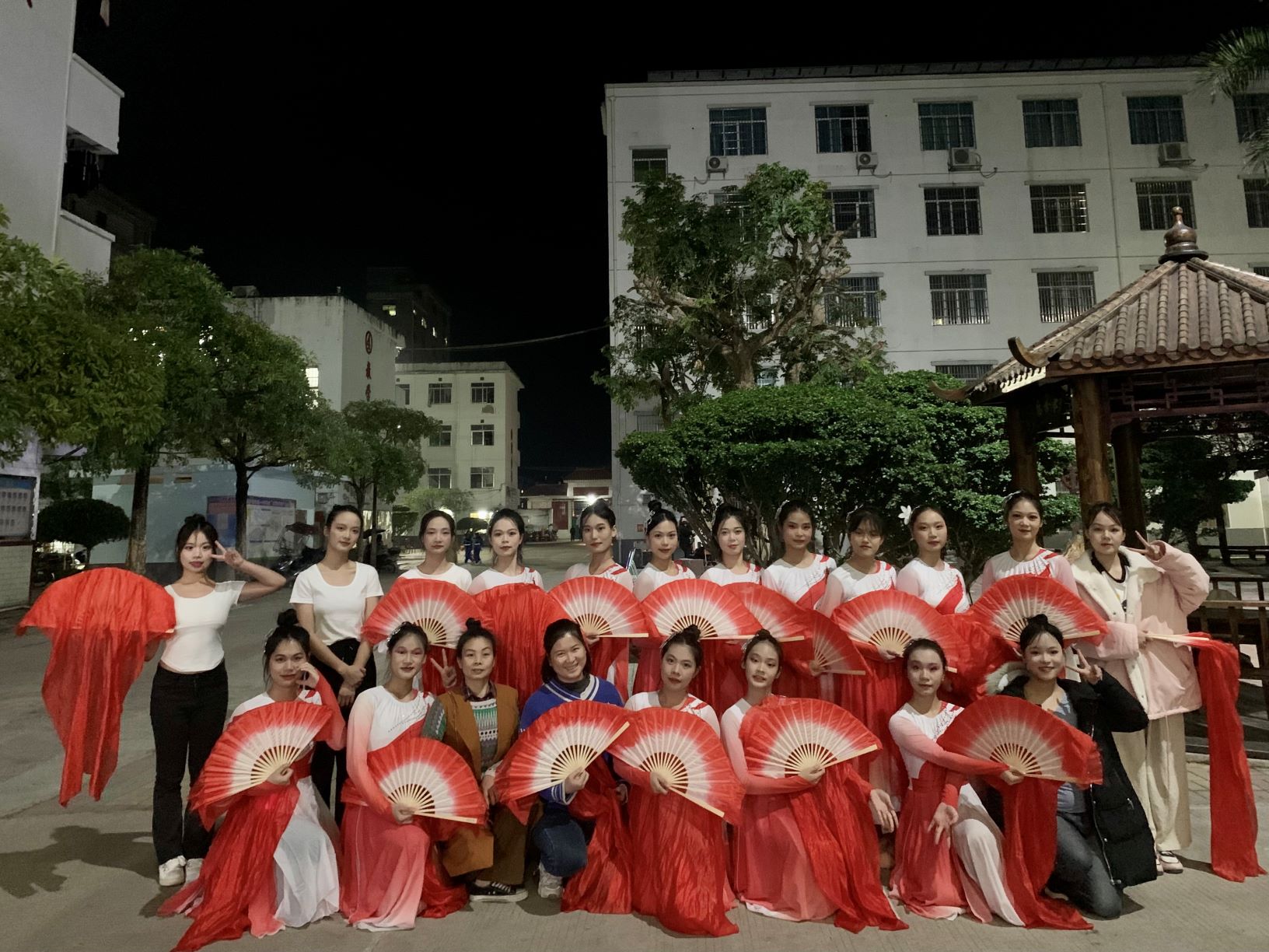 雷速（中国）到木乐一中绘画展示、参与晚会表演
